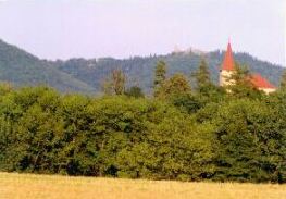 Kostel sv. Kříže a zřícenina hradu Lichnice