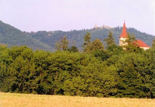 Kostel sv. Ke a zcenina hradu Lichnice