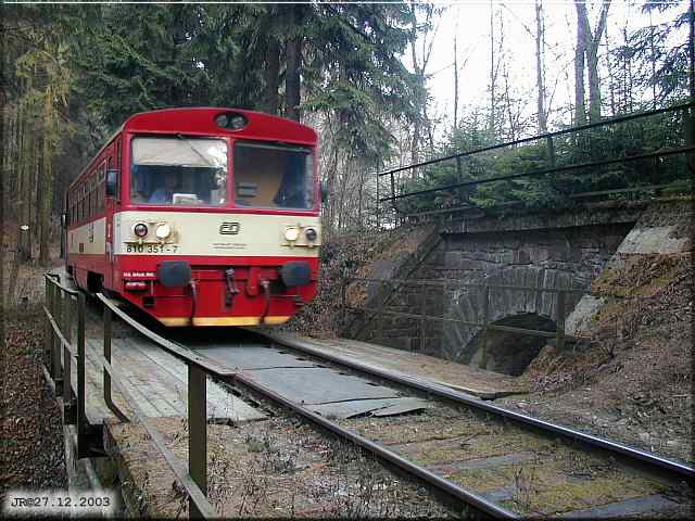 Vlak do Prachovic veden motorkem 810.351 mj most na tlese trati do Vp. Podola